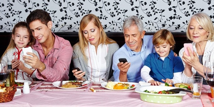 smart-phone-usage-at-family-dinner-table-e1402412898116